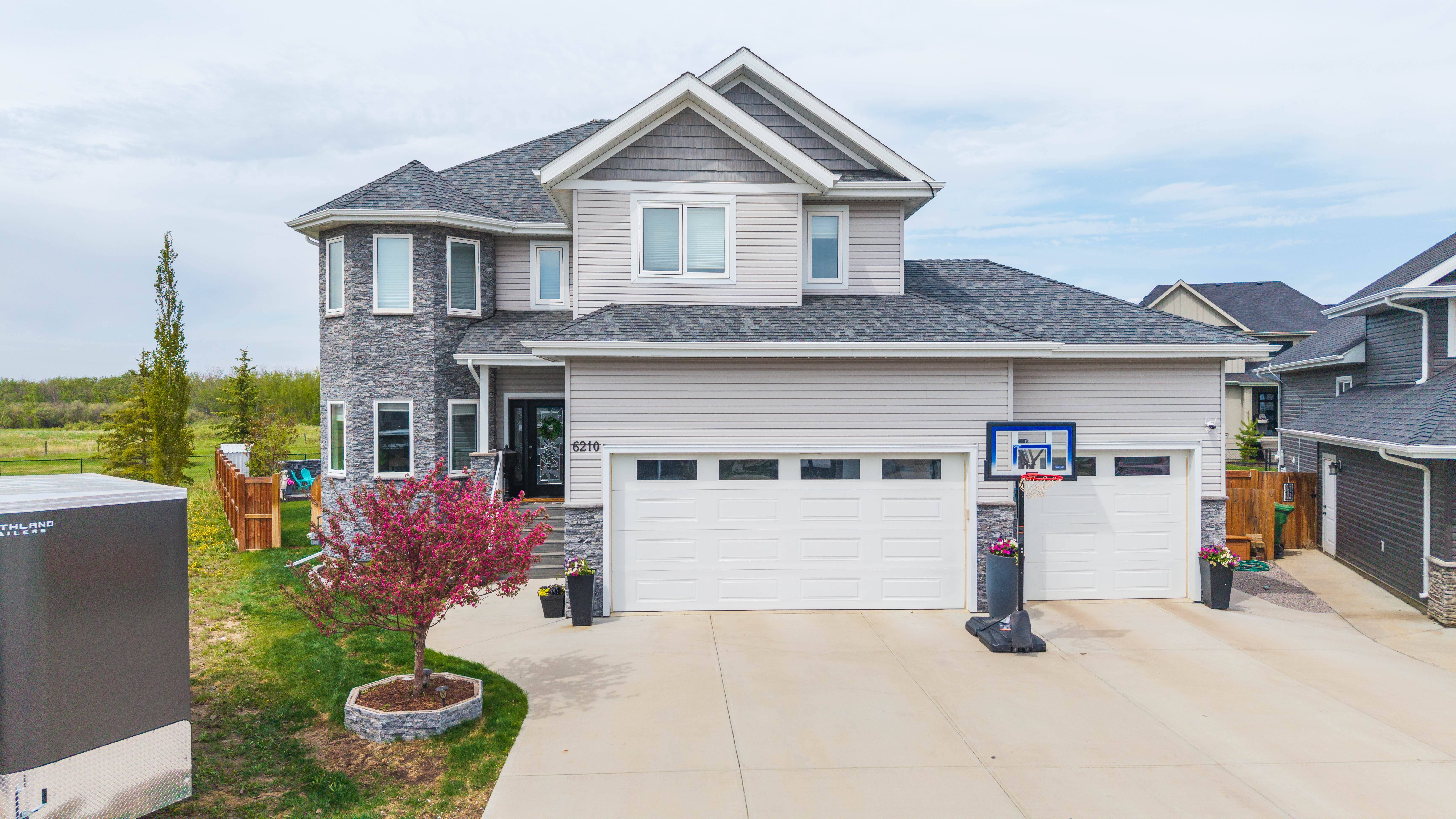 Beautiful Lloydminster home — Alberta / Saskatchewan border city real estate